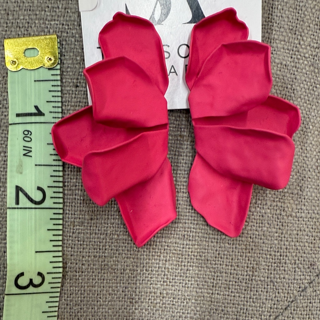 Trendy Boutique Pink Floral Earrings 25$